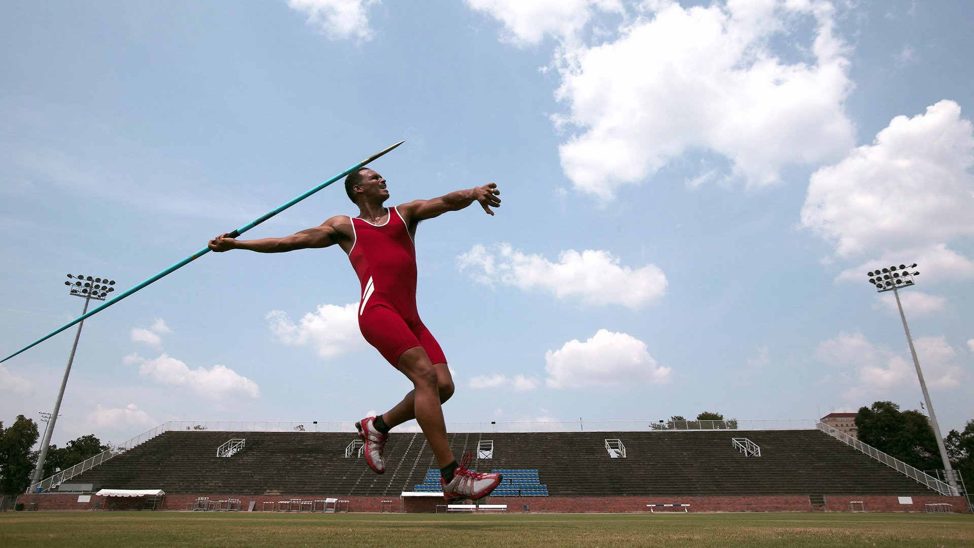 文娱两开花!前热刺铁卫全方位展示多彩人生,歌唱演技双双亮眼