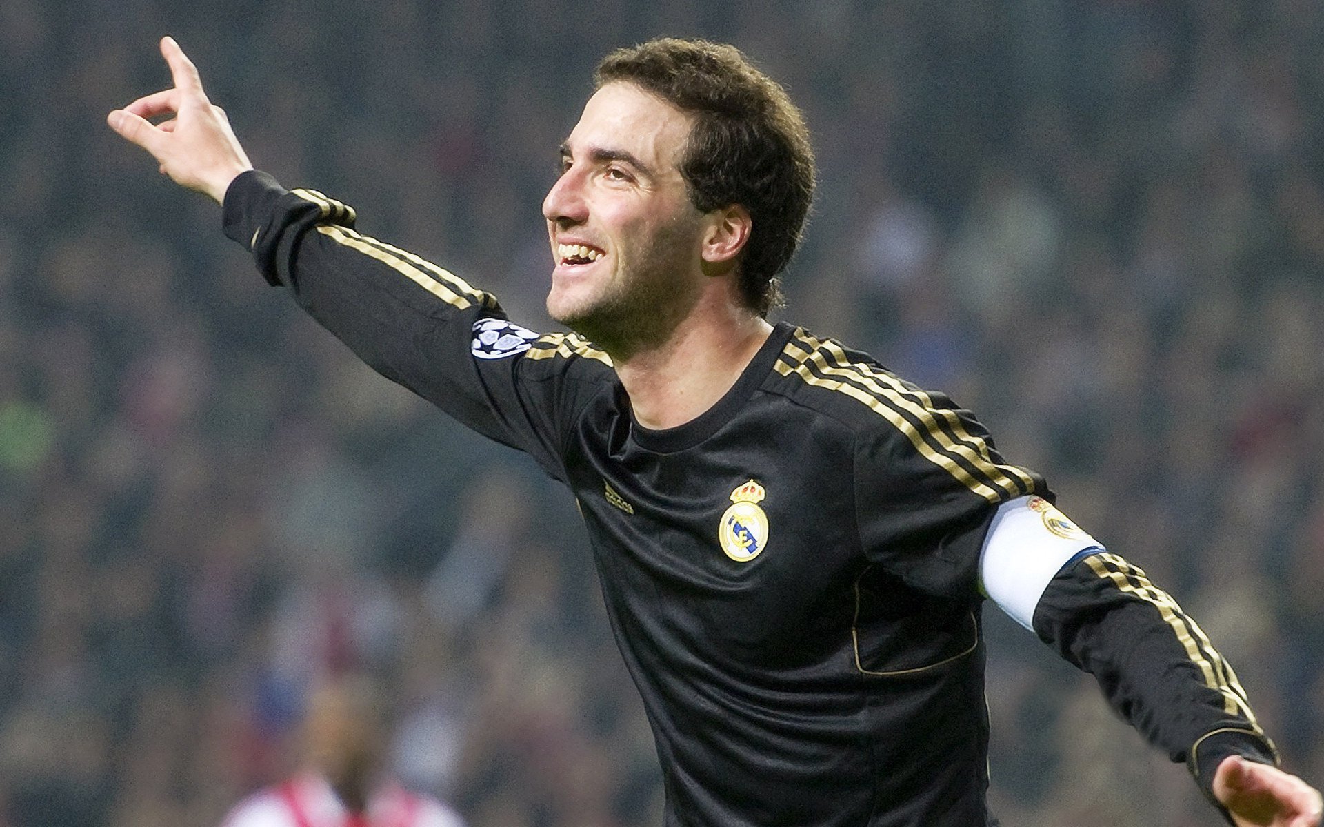 爱游戏体育在线-羽毛球高手激烈对抗赛场气氛紧张，羽毛球比赛心态怎么调整